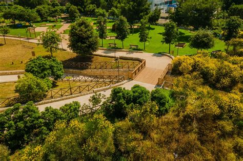 Vista aerea di un parco cittadino con una grande tenda bianca che ospita una pista di pattinaggio sul ghiaccio