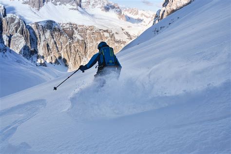 Sciatori che praticano freeride in neve fresca a Livigno