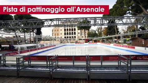 Vista aerea di una pista di pattinaggio sul ghiaccio all'aperto con persone che pattinano.