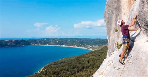Arrampicata su roccia con vista panoramica sulle montagne