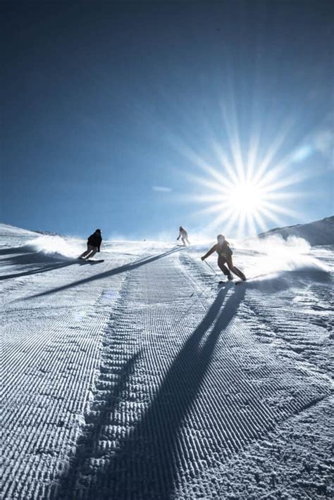 Pendio innevato con tracce di sci, che evoca la sensazione di una pista di decollo