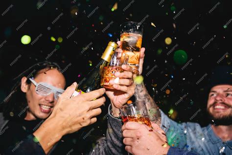 Persone che festeggiano in un rifugio alpino all'aperto con musica e drink