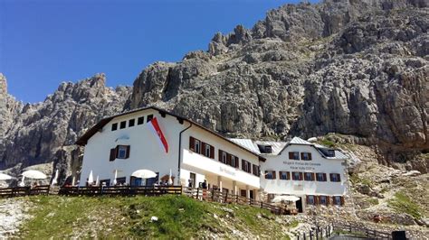 Vista panoramica del Rifugio Fronza alle Coronelle con le cime del Catinaccio sullo sfondo