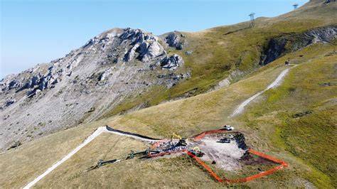 vista panoramica della zona montana di Frontignano con i cantieri della nuova cabinovia in corso