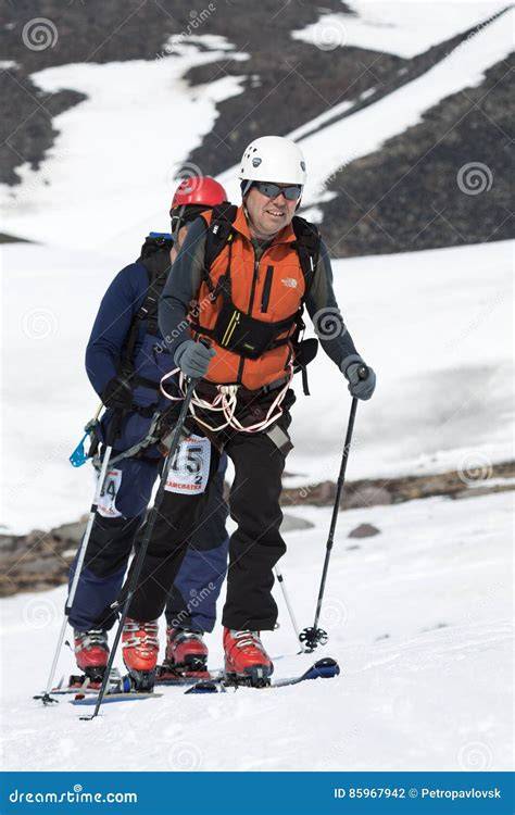 Immagine di sci alpinisti con attrezzatura Dynafit in montagna
