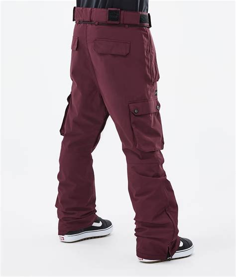 Schema che illustra le diverse vestibilità dei pantaloni da snowboard: ampia, dritta, slim.