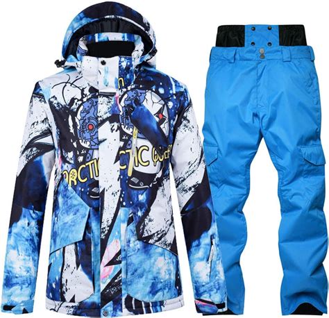 Immagine comparativa tra pantaloni classici da snowboard e salopette, evidenziando le differenze di design e copertura.