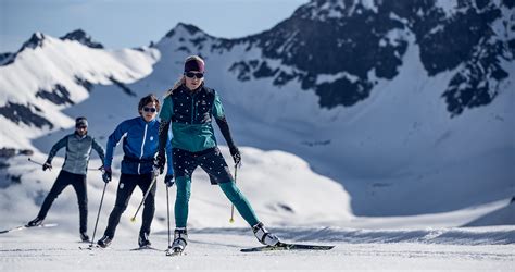 Infografica che mostra i diversi gruppi di persone adatte allo sci di fondo: principianti, famiglie, anziani, sportivi.