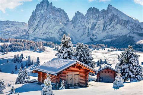 Foto di un rifugio tipico di montagna con neve, ideale per una sosta.