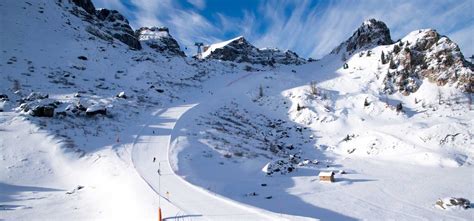 Panorama innevato delle Alpi italiane con piste da sci chiuse