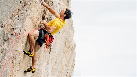 primi passi di un arrampicatore con scarpette da arrampicata