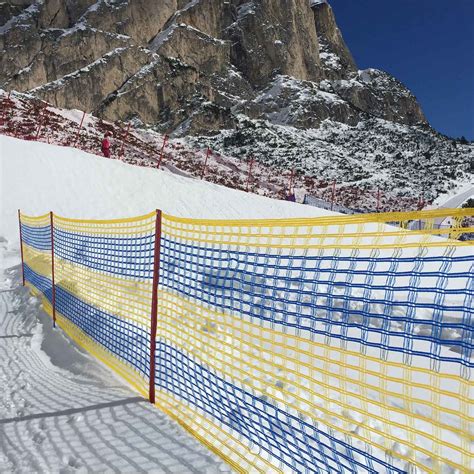 Diverse tipologie di transenne e delimitazioni per piste da sci, inclusa la rete Dragon e la transenna Limit 3 Sport