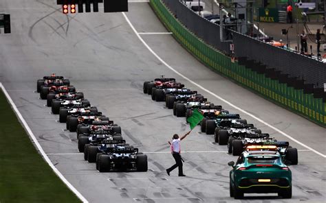 Immagine di un semaforo di partenza in una gara di autoslalom