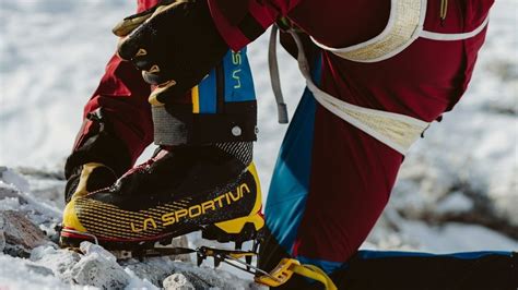 Scarponi da alpinismo classico con ramponi semiautomatici montati su un tratto di ghiacciaio.