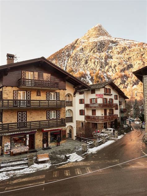 Vista panoramica dell'Albergo della Funivia Courmayeur con le montagne innevate sullo sfondo