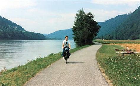Vista panoramica del fiume Danubio con pista ciclabile