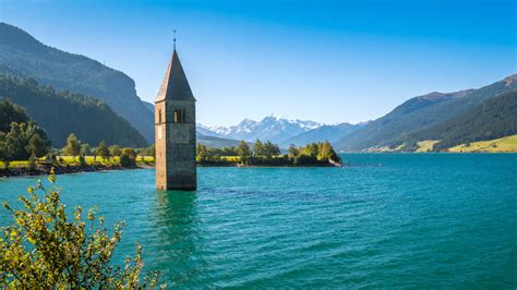 Il lago di Resia con il campanile che emerge dall'acqua