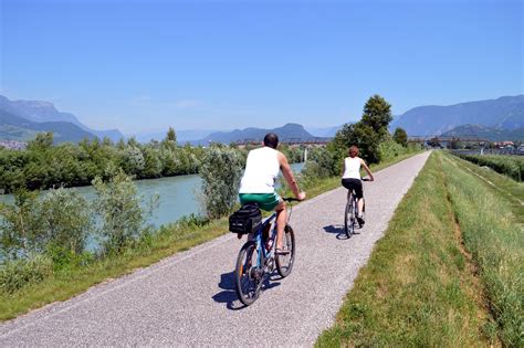 Pista ciclabile panoramica lungo un fiume alpino