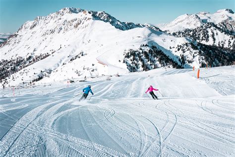 vista panoramica delle piste da sci dell'Alpe Lusia con le Dolomiti sullo sfondo