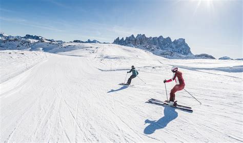 bambini che imparano a sciare in un campo scuola della Ski Area San Pellegrino