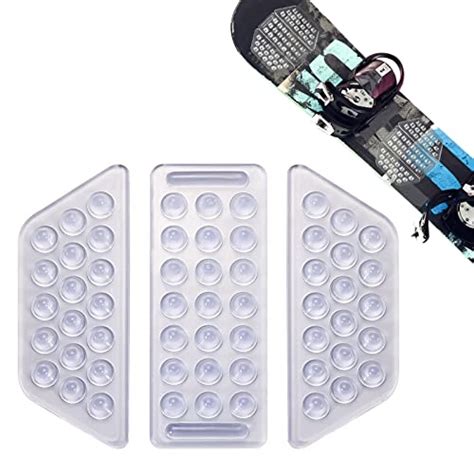 Foto di una selezione di pad antiscivolo per snowboard di diverse marche e design.