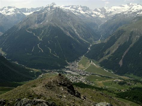 Panorama della Valle di Cogne con la Punta Tsaplana in lontananza