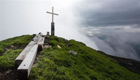 Ruderi panoramici di Perché con croce di legno