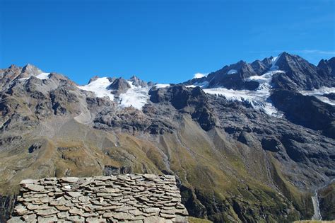 Vista panoramica del Gran Paradiso con i suoi ghiacciai e le pareti rocciose.