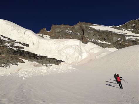 Dettaglio di un seracco sul ghiacciaio del Gran Paradiso.