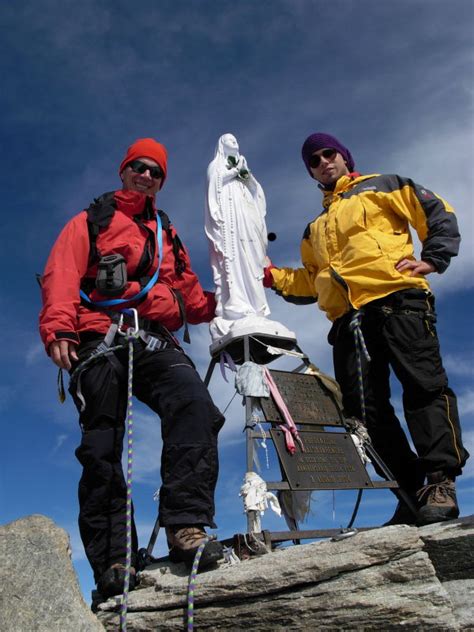 Dettaglio della Madonnina sulla vetta del Gran Paradiso.