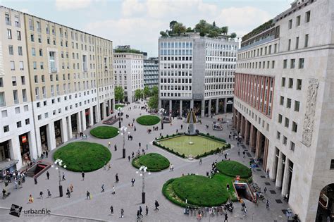 Vista aerea di Piazza San Babila con la pista da hockey su ghiaccio allestita per l'evento 