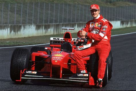 Schema della dinamica dell'incidente di Michael Schumacher con evidenziato il punto di impatto della telecamera sul casco.