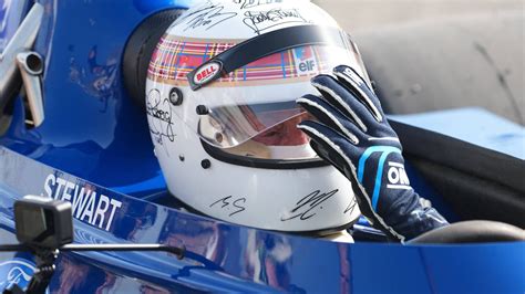 Fotogramma stilizzato dal video della telecamera del casco di Michael Schumacher che mostra il terreno ghiacciato e la neve.