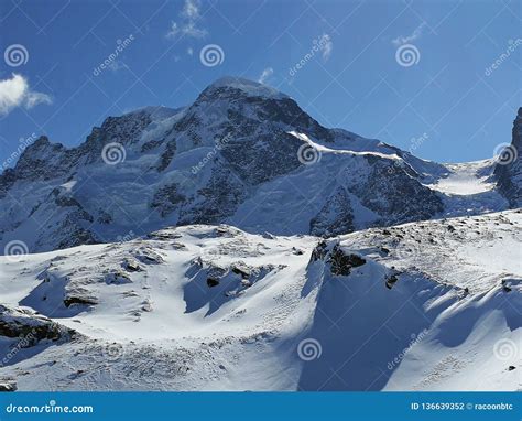Panoramica delle montagne abruzzesi innevate con sciatori