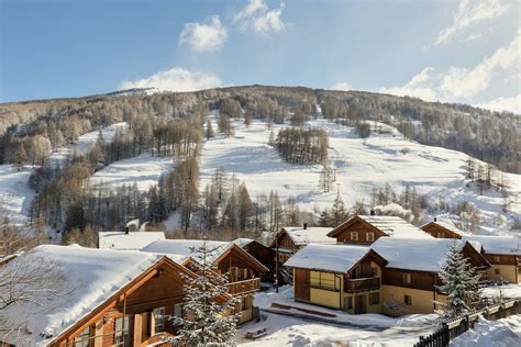 Vista panoramica del Club Med Pragelato Sestriere con gli chalet in legno
