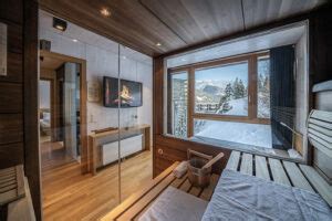 Interno di uno chalet al Gradonna Mountain Resort con vista sulle montagne
