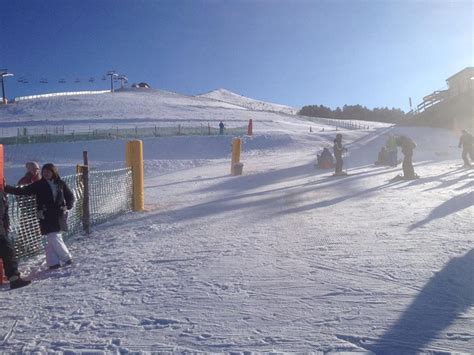 Vista panoramica della stazione sciistica di Frontignano con le montagne circostanti