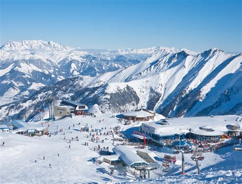Vista panoramica del comprensorio sciistico dell'Abetone con piste innevate e impianti di risalita.