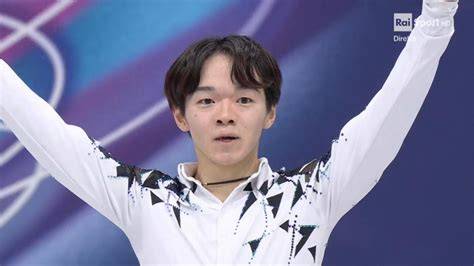 Yuma Kagiyama in azione durante una competizione di pattinaggio artistico, con particolare attenzione ai suoi salti.