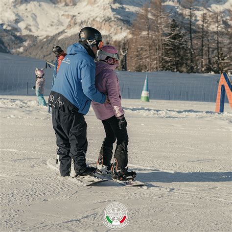 Maestri di snowboard qualificati che insegnano tecniche avanzate ai principianti