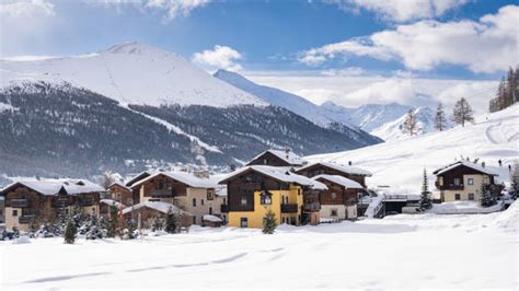 Vista panoramica di Livigno con montagne innevate e case tipiche