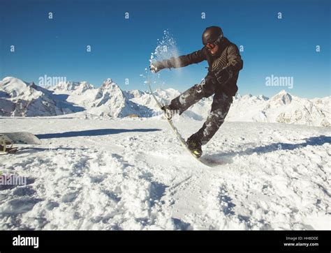 giovane che sciolina lo snowboard in un garage