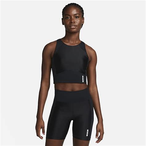 Donna che scia con abbigliamento Nike caldo e funzionale