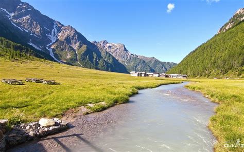 Sci-alpinista che risale un pendio innevato in Val di Rezzalo