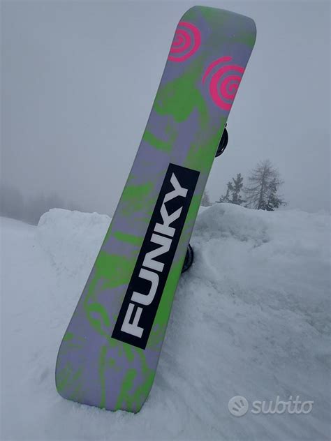 Tavola snowboard Funky Radical in azione su neve fresca