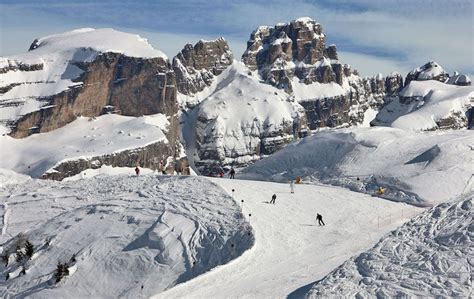 Vista panoramica del comprensorio sciistico di Trafoi all'Ortles con montagne innevate e piste da sci