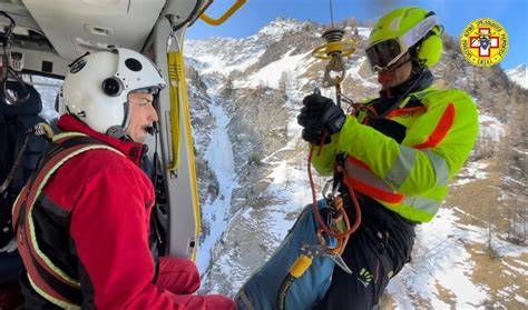 Scialpinisti che raggiungono un rifugio alpino con vista sulle montagne