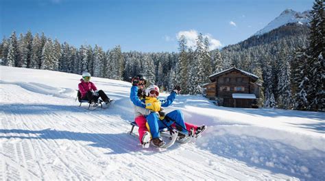 Foto di una seggiovia in montagna con bambini a bordo e accompagnati da adulti