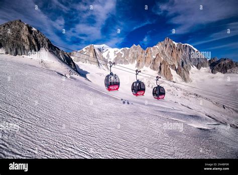 Vista panoramica di una funivia moderna che attraversa un paesaggio montano innevato