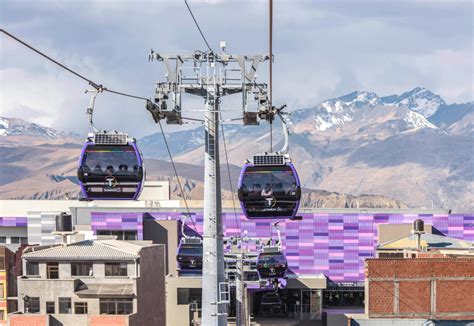 Reti di funivie Mi Teleférico che attraversano il paesaggio urbano di La Paz